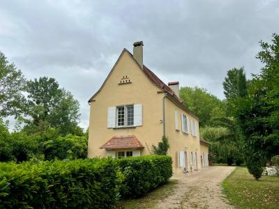 Superb Detached House in Landscaped Gardens with Pool