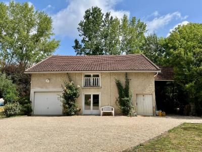 Superb Detached House in Landscaped Gardens with Pool