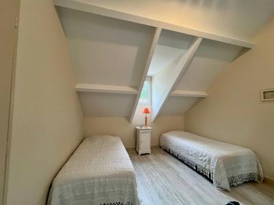 Superb Detached House in Landscaped Gardens with Pool