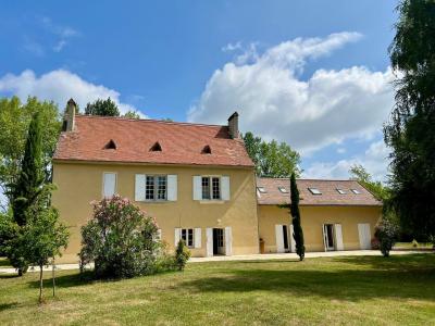 Superb Detached House in Landscaped Gardens with Pool