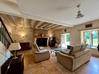 Superb Detached House in Landscaped Gardens with Pool