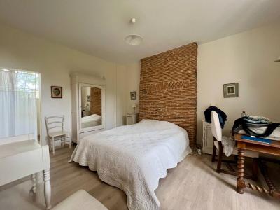 Superb Detached House in Landscaped Gardens with Pool