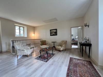 Superb Detached House in Landscaped Gardens with Pool