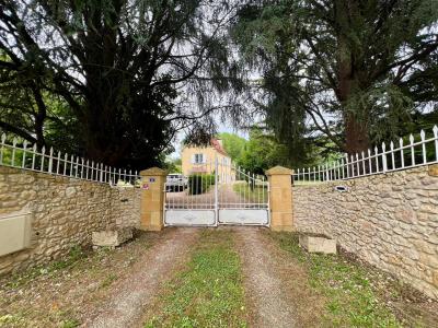 Superb Detached House in Landscaped Gardens with Pool