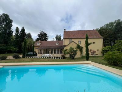 Superb Detached House in Landscaped Gardens with Pool
