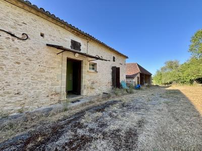 Charmant Ensemble Immobilier Comprenant Une Grange Et Des Dependances.