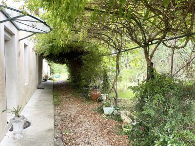 Detached House with Garden Close to the River