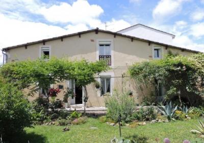 Detached House with Garden Close to the River