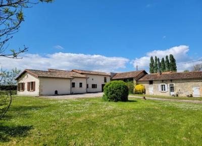 €255300 - Beautiful 4-bedroom House With Outbuildings And Lovely Garden