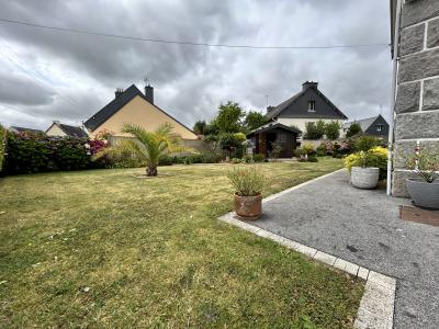 Beautiful Detached House with Neat Garden