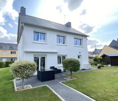 Beautiful Detached House with Neat Garden