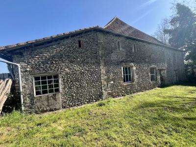 Manor House With Outbuildings with Private Access To The River