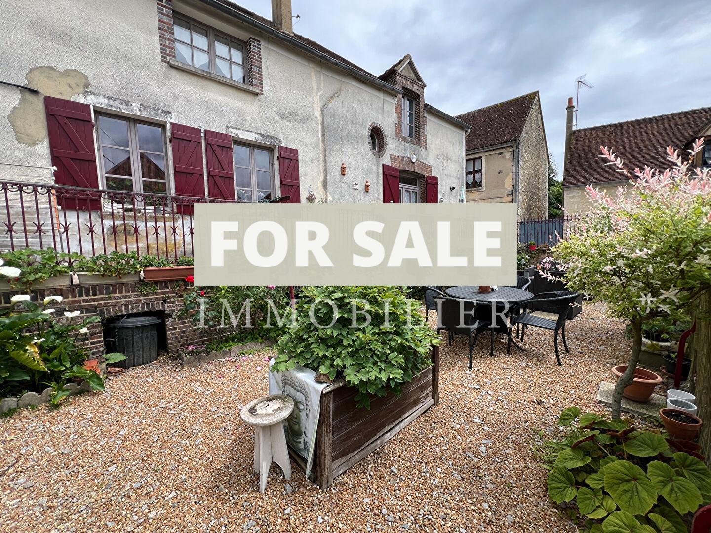 Main Photo of a 4 bedroom  Maison for sale