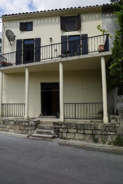 Beautiful House, Renovated with Charm, South Facing Balcony