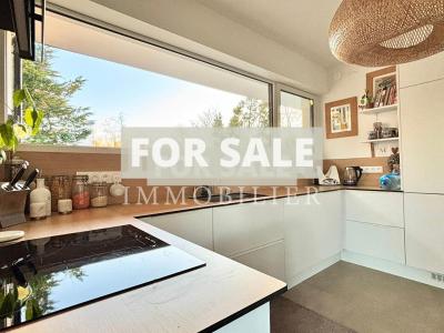 Contemporary Detached House with Pond