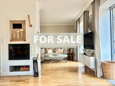 Contemporary Detached House with Pond