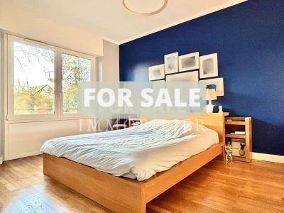 Contemporary Detached House with Pond