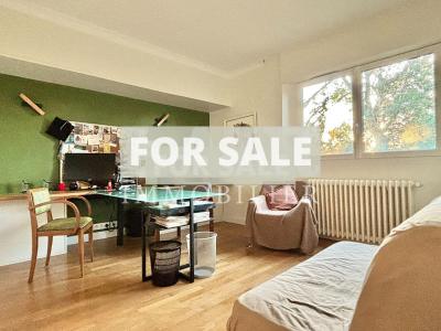 Contemporary Detached House with Pond