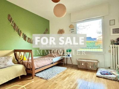 Contemporary Detached House with Pond