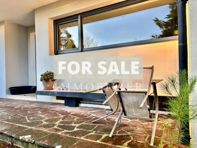 Contemporary Detached House with Pond