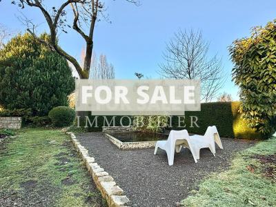 Contemporary Detached House with Pond