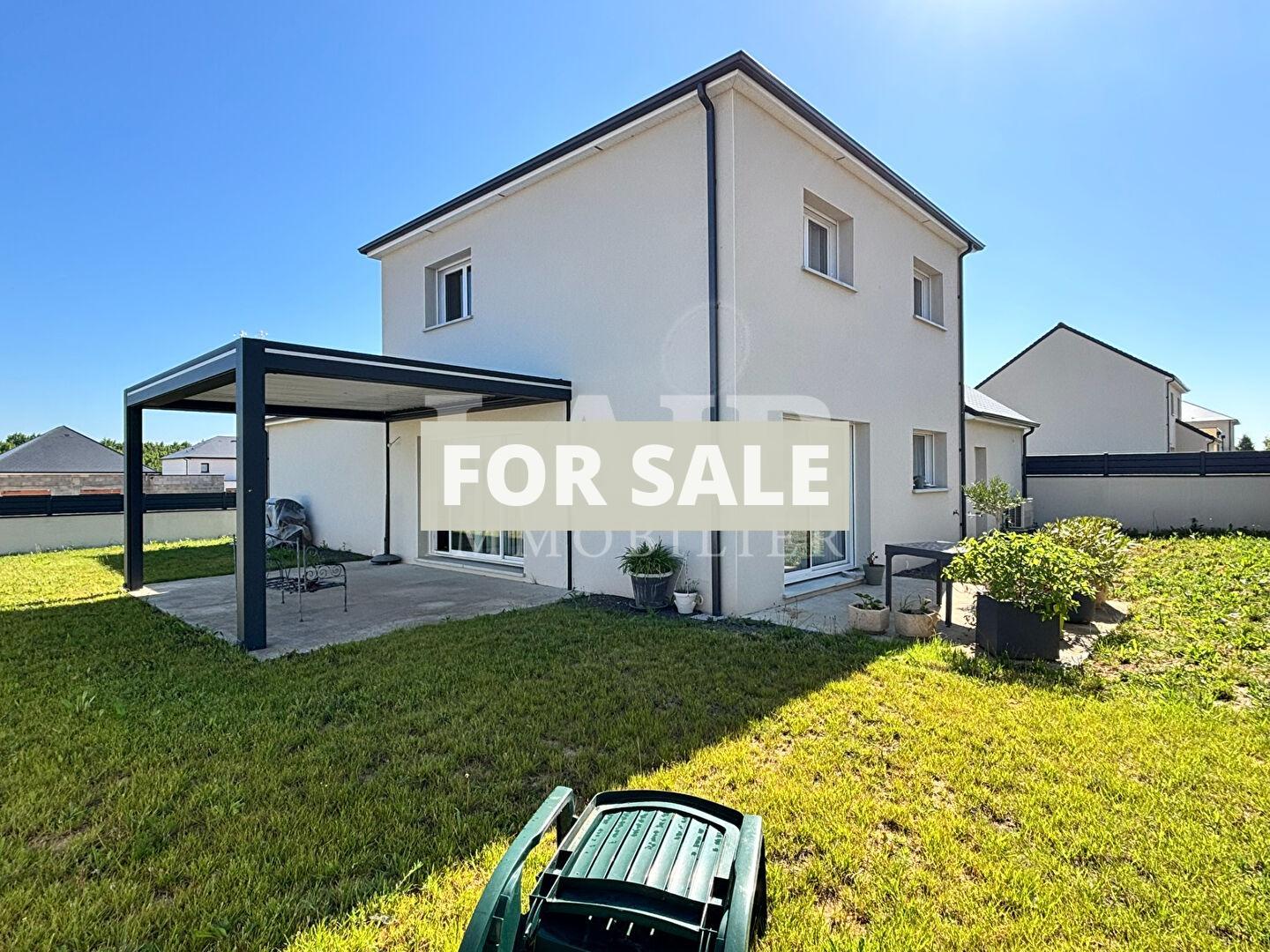 Contemporary Detached House with Garden