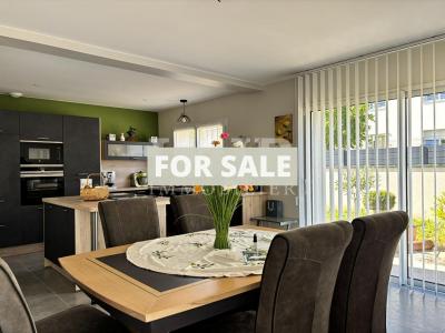 Contemporary Detached House with Garden