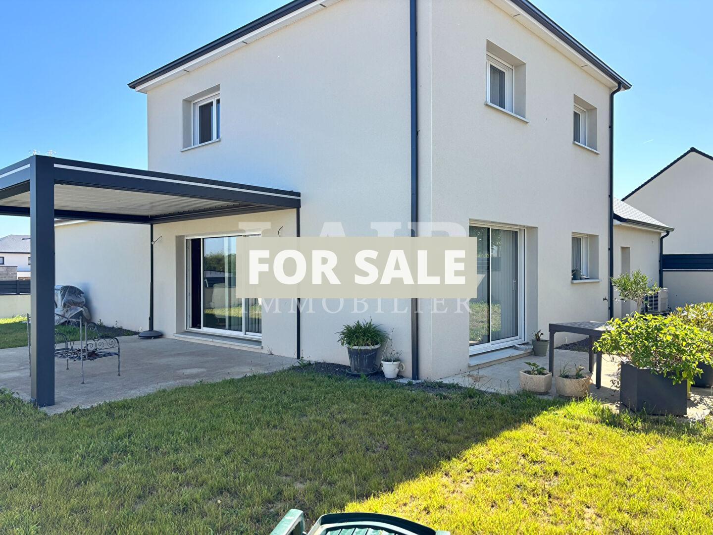 Contemporary Detached House with Garden