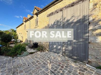 Detached Country House with Landscaped Garden