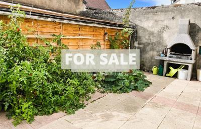 Town House With Courtyard Garden and Garage