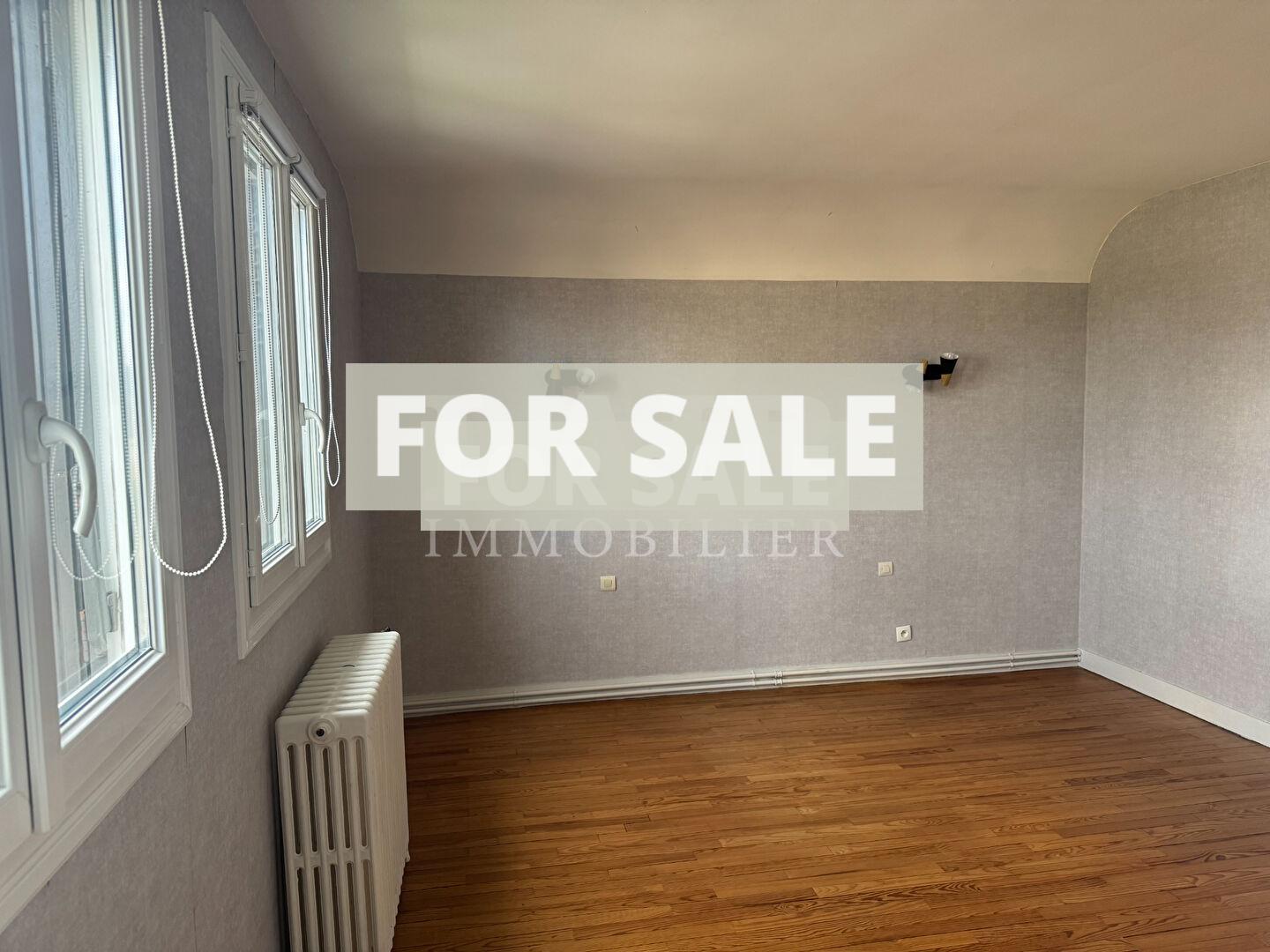 Large Detached Family House with Garden