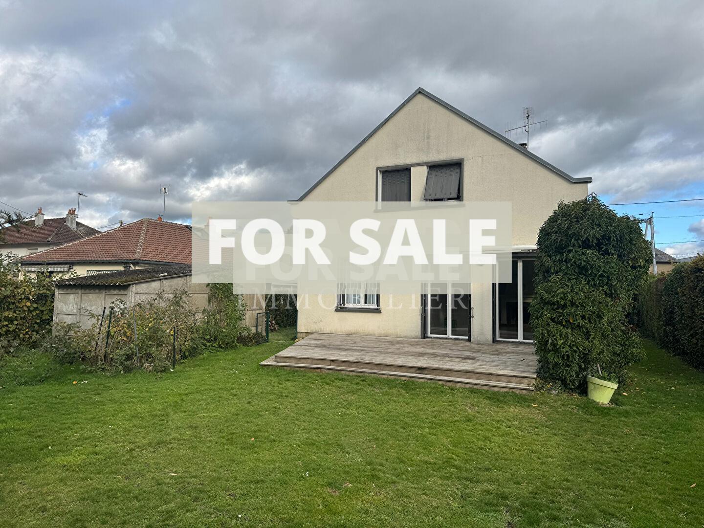 Large Detached Family House with Garden