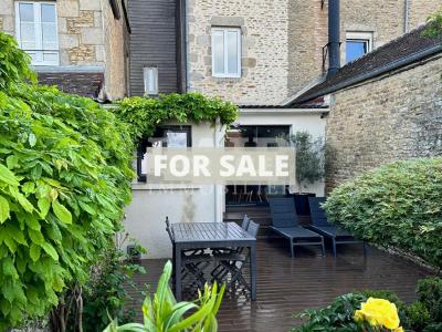 Town House with Courtyard Garden and Garage