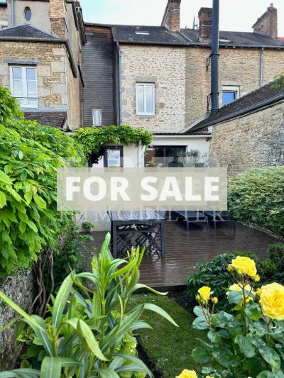 Town House with Courtyard Garden and Garage
