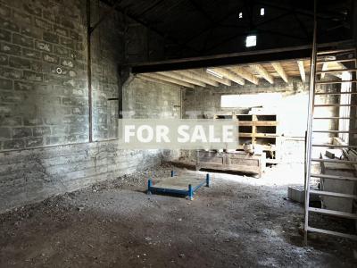 Large Garage in Nice Location