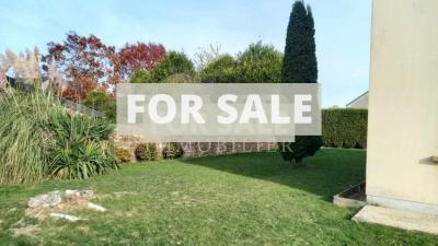 Modern Detached House with Garden