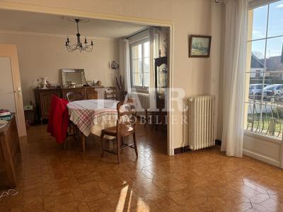 Detached House with Garden in Town