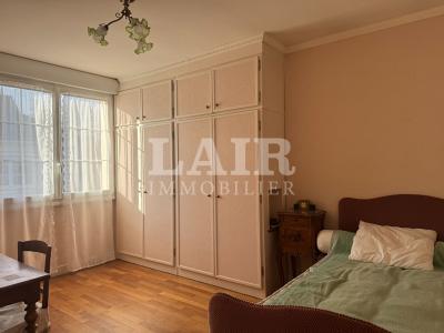 Detached House with Garden in Town