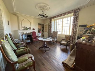 Manor House with Outbuilding in Almost One Acre