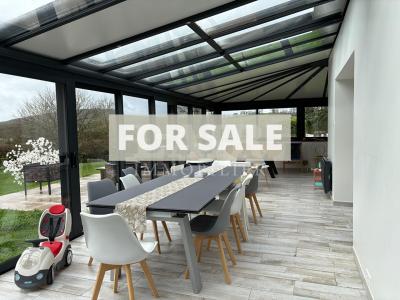 Detached House with Lake in Landscaped Garden