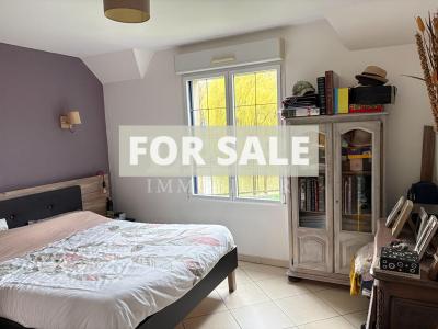 Detached House with Lake in Landscaped Garden