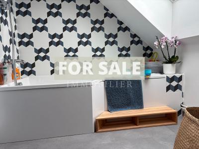 Detached House with Lake in Landscaped Garden