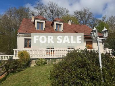 Detached Country House with Landscaped Garden