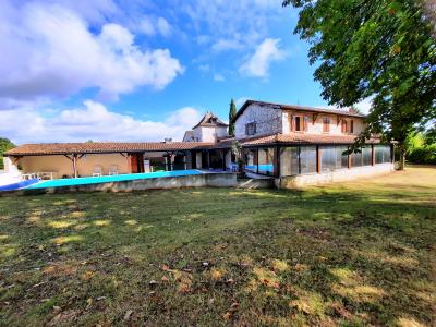 Detached Country House with Swimming Pool