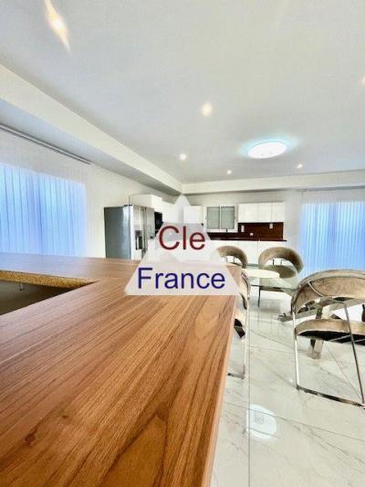 Detached Villa with Annexe Apartment with Garden