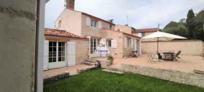 Detached House with Garden, 15 Mins from the Beach