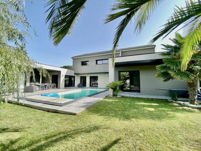 Contemporary Detached House with Swimming Pool