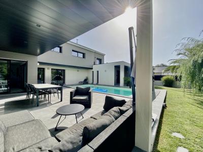 Contemporary Detached House with Swimming Pool