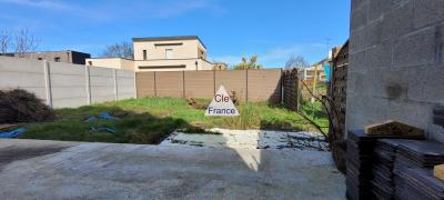 Contemporary Detached House with Garden