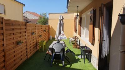 Fully Renovated Nice Apartment with OUtside Space